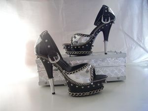 Schuhdesigner sucht passende Damenfüße