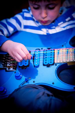 Gitarrenunterricht durch professionellen Gitarristen für Kinder ab 4 Jahren