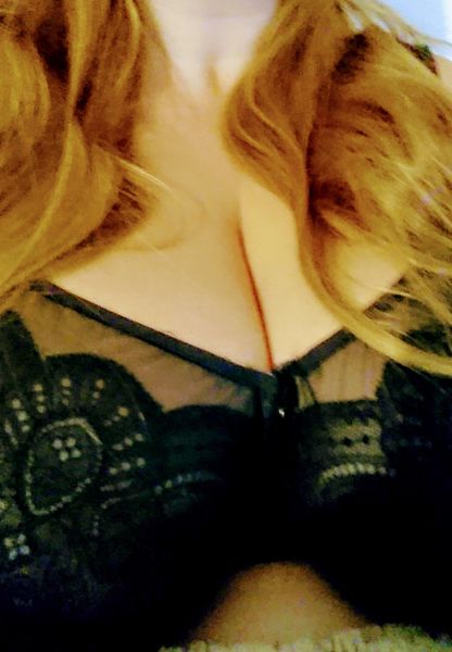 Busenwunder (90i) bietet Camsex, Tlesex via Whatsapp/Skype