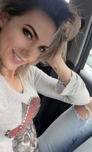 junge Blondine sucht Partner mit Pfiff