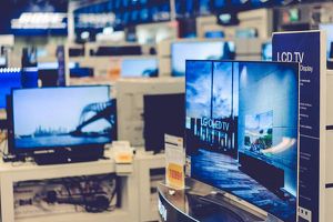 Aushilfe für den Verkäufer im Digitaltechnik-Supermarkt