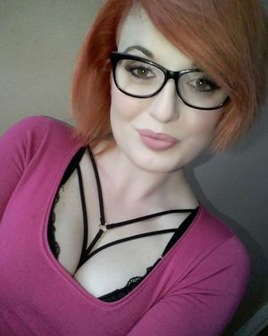 Latexliebhaberin auf der Suche nach Gummimann: