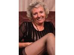 Reife Dame auf Erkundungstour