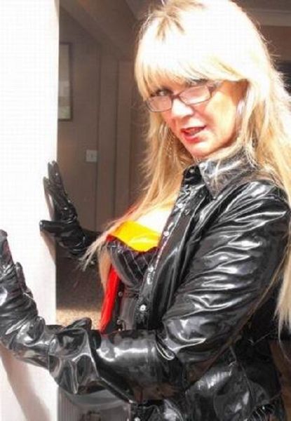 Unausgelastete, dominante Hausfrau sucht