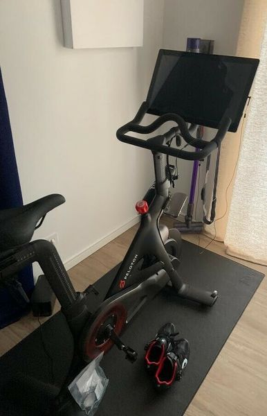 Peleton Bike - Indoor Fitnessbike Mit Zubehör