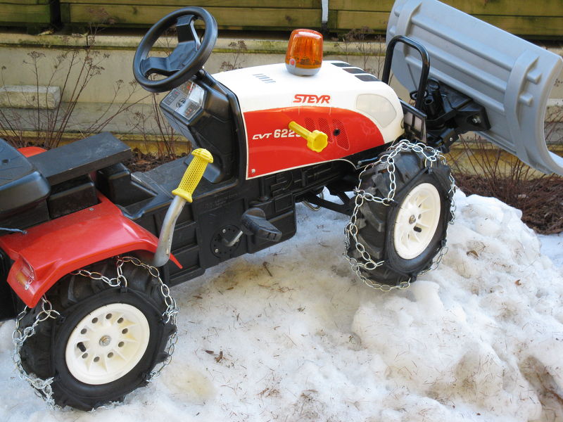 Neue Schneeketten für Kinderfahrzeuge