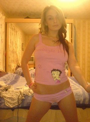 Ich bin eine junge erschöpfte Muschi, die auf dich wartet