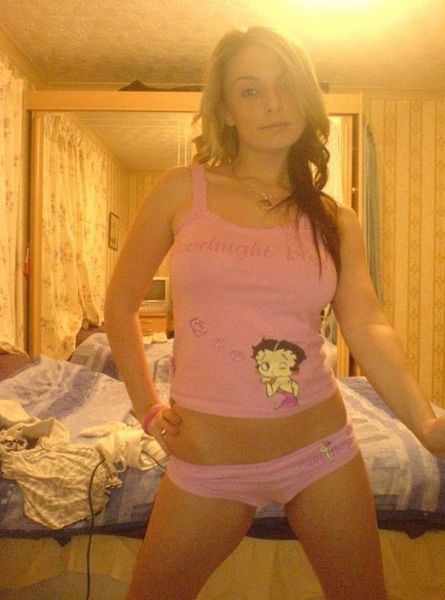 Ich bin eine junge erschöpfte Muschi, die auf dich wartet