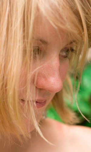 Flötenspielerin in der freien Natur