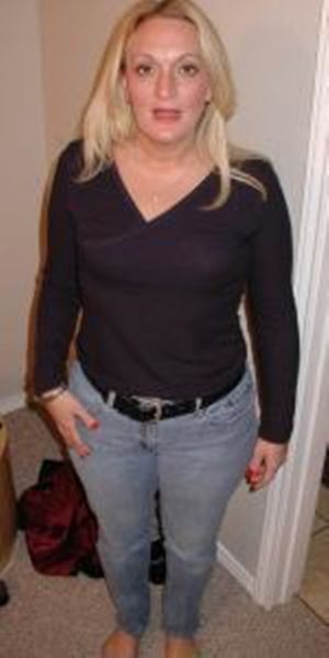 devote Blondine sucht dominanten Liebhaber