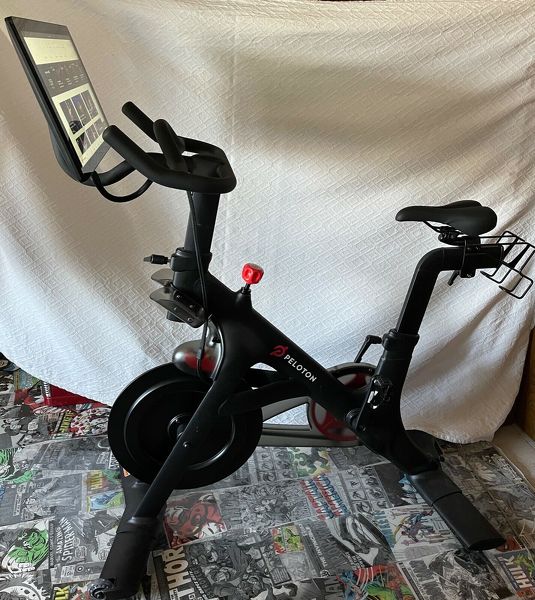 Peloton Bike + Bildschirm