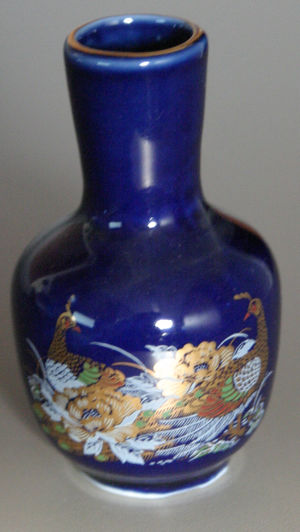 Kleine Vase mit Pfauenmotiv