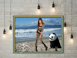 ZENDAYA mit Panda. Star Souvenir. Super Deko. Geschenkidee.  Einmalig! Wandbild. Neuheit! Sammelobjekt. Zimmerdeko. Blickfang!