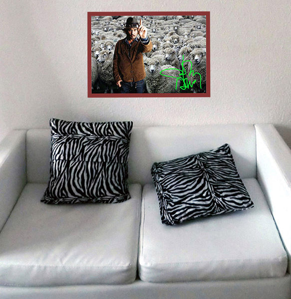 JOHNNY DEPP als Schäfer in Frankreich. Super Wanddeko signiert. XXL 70x50 cm. Blickfang! Starsouvenir. Geschenkidee. Neuheit!