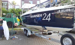 Boote Antifouling weg Schleifen und neues Anstrich -Polieren