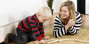 Kinderbetreuerin in Kinderzimmer des Restaurants