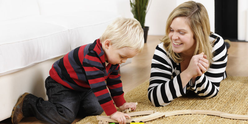 Kinderbetreuerin in Kinderzimmer des Restaurants