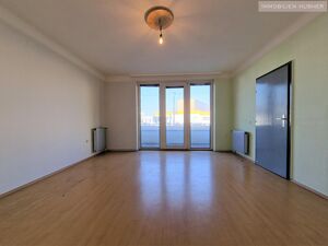 Sanierungsbed&uuml;rftige 2-Zimmer Wohnung mit gro&szlig;er Loggia in U-6 N&auml;he!!