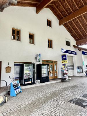 Betriebsobjekt mit Wohnung, Werkstatt und Tankstelle