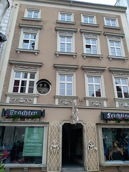 Übernahmemöglichkeit gut eingeführtes Trachtengeschäft wg. Pensionierung oder Neuanmietung durch Handel oder Dienstleister