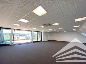 Großzügiges Büro mit Dachterrasse und Seminarraum im Zentrum!