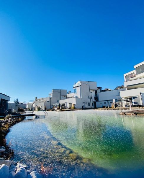 WÖRTHERSEE- FEELING! 77m² GARTENWOHNUNG AN DER WASSERLINIE!