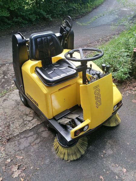 Kärcher KMR 1250 B mit StVZO/Vollgummiräder/2 Seitenbesen neu