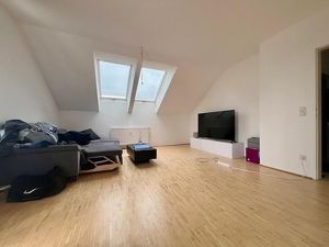 Schöne 2-Zimmer-Dachgeschoss-Wohnung mit Balkon und Parkplatz zu verkaufen