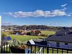 Traumhaft schöne Wohnung mit großem Balkon mit Weitblick, zwei Zimmer und Carport.