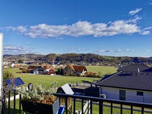 Traumhaft schöne Wohnung mit großem Balkon mit Weitblick, zwei Zimmer und Carport.