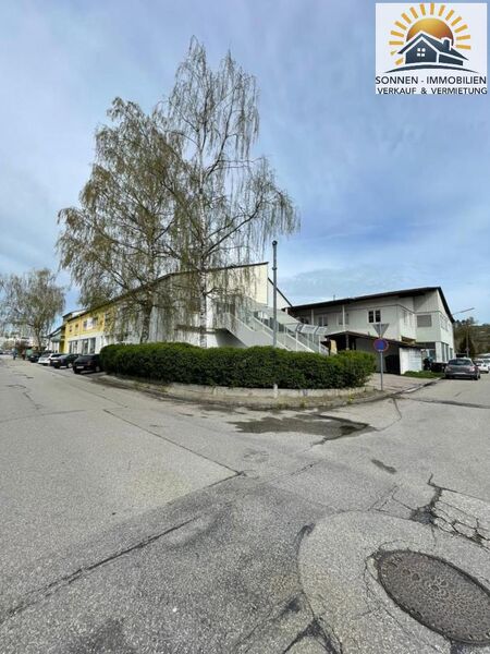 Zinshaus: Geschäfts-, Büro- und Wohnflächen plus Parkplatz, Lager mit Freifläche (Bauplatz)