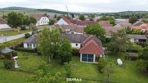 Bungalow mit Nebengebäude und großem Garten