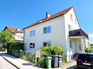 GELEGENHEIT!   3 - Familienhaus mit getrennten Eingängen und sonnigem Garten!