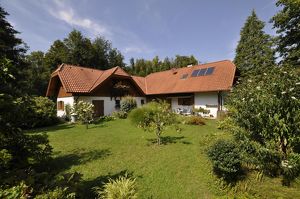 Großzügiger Bungalow in L-Form mit Einliegerwohnung auf über 2000m² großem Grundstück