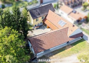 Bauernhaus mit Nebengebäude auf Baulandgrundstück