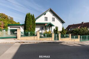 Modernes Einfamilienhaus mit Salzwasserpool und Photovoltaikanlage