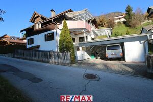 Ein- Zweifamilienhaus mit Einliegerwohnung Garage und 3 Carport