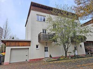 Reihenhaus-Wohnung mit Garten, 3 Geschoßen und Garage