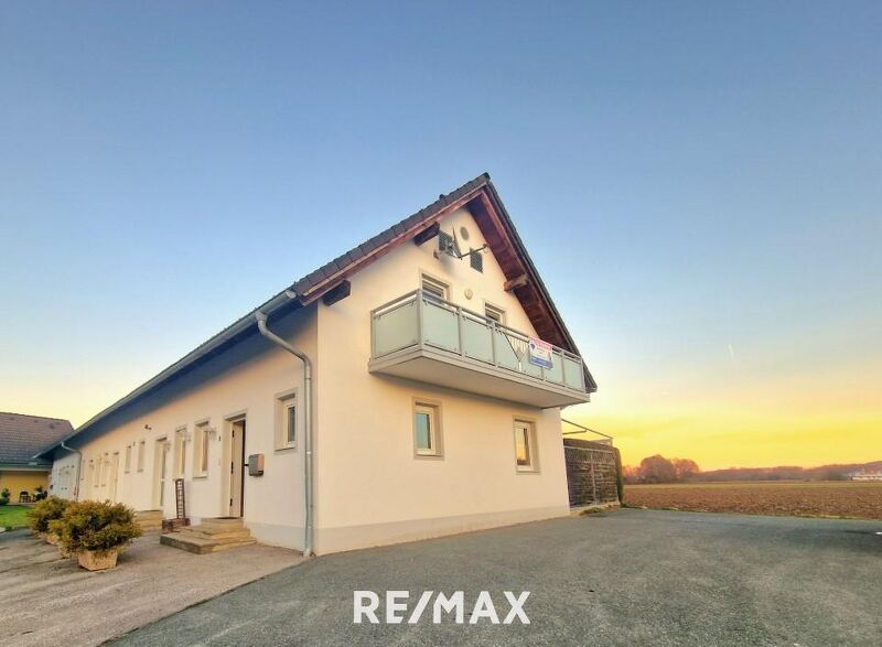 Sonnige Terrassenwohnung mit Reihenhauscharakter für Golf- und Thermenliebhaber.