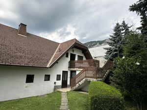 Sanierungsbedürftiges Mehrfamilienhaus auf parkähnlichem Grundstück