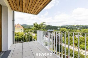 Traumhafte Aussicht:  3-Zimmer Wohnung mit Balkon in Grünlage mit Pool