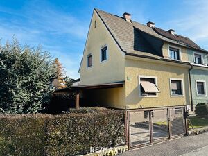 Sanierungsbedürftige Doppelhaushälfte mit großem Garten und Carport