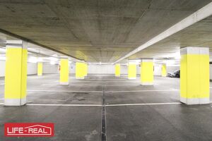 Parkplatz in moderner Tiefgarage