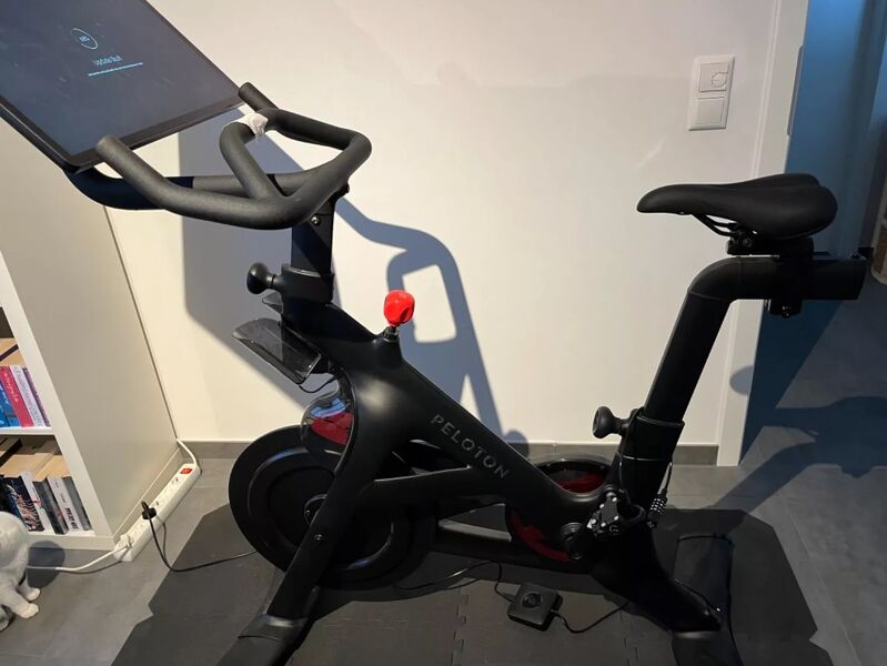 Peloton Bike Fitnessbike mit 22 Zoll