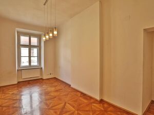 Große, schöne Altbau-Wohnung mit 8 Zimmern zu verkaufen - Die clevere ? Anlage