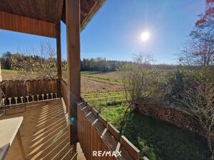 Sonniges Grundstück mit sanierungsbedürftigem Haus voller Charme
