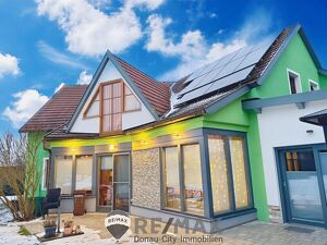 "Modernes Haus mit Pool und nachhaltiger Energie"