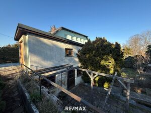Mehrfamilien - Haus mit großem Grundstück / Schöne ruhige Lage