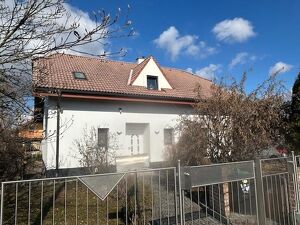 Gut saniertes Haus in Stadtlage  mit 4 Schlafzimmern, Pool   und Vollkeller