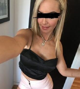 Lara bietet geilen BJ